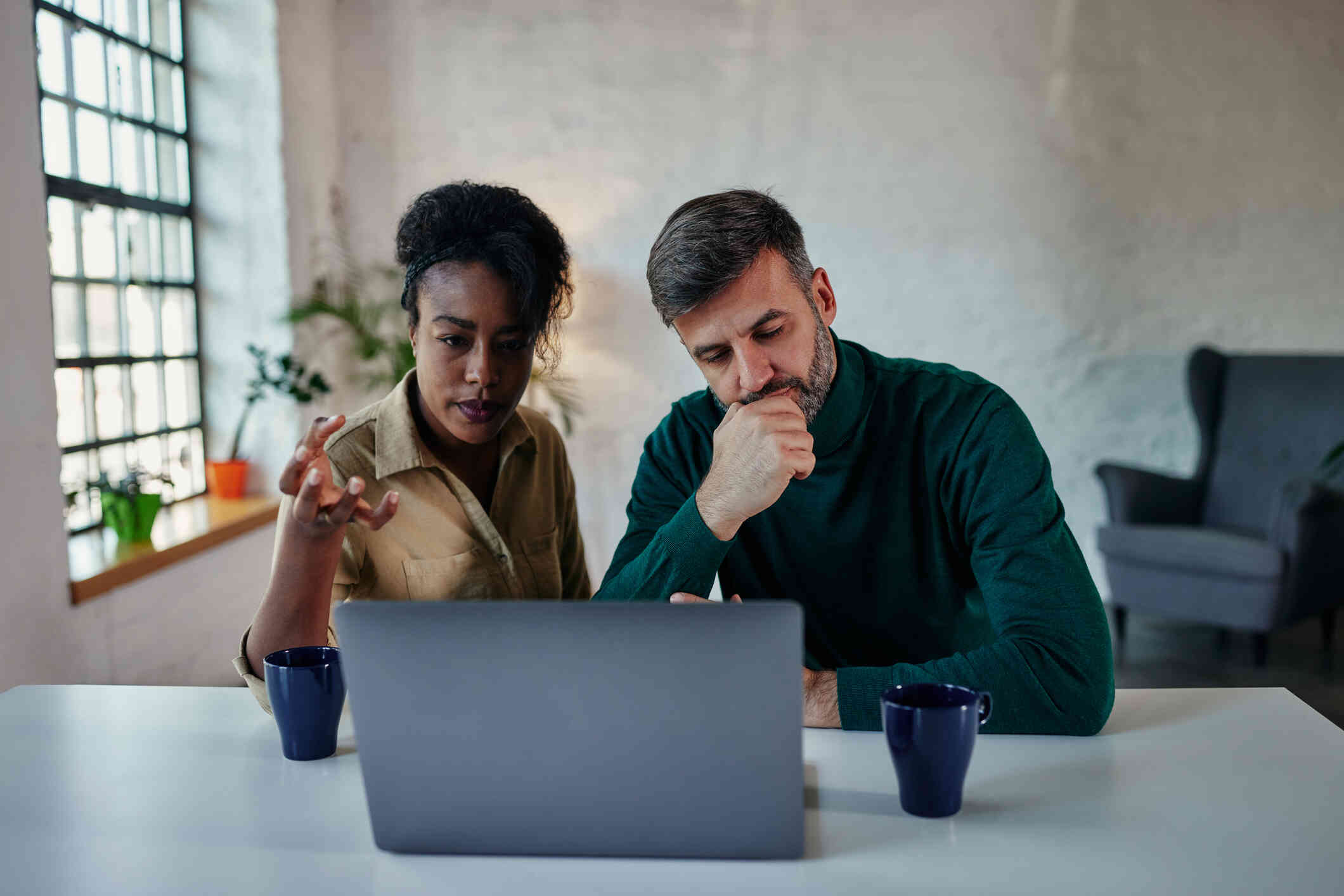 A couple is having their online therapy. 